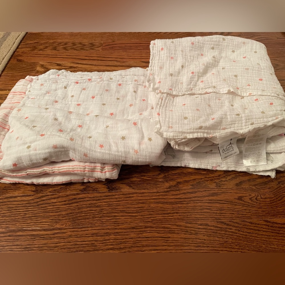 ADEN AND ANAIS bundle of swaddle cloths. 4 swaddles in good condition.